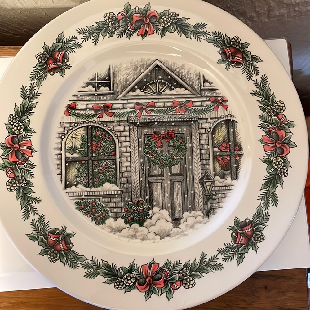 🎅🎄CHRISTMAS PLATTER ROYAL STAFFORD. Microwave dishwasher safe. From Burslem.